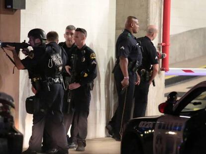 La policía de Dallas, durante las protestas de este viernes. AP