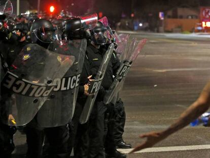 Un manifestante frene a la policía, el viernes en Phoenix.