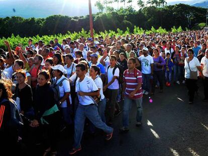 Milhares de pessoas caminham pela ponte Simón Bolívar, neste domingo.