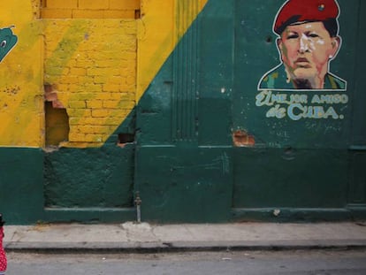 Niños jugando junto a un retrato de Chávez en La Habana.