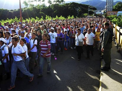 Centenas de pessoas cruzam neste domingo pela ponte Simón Bolívar.