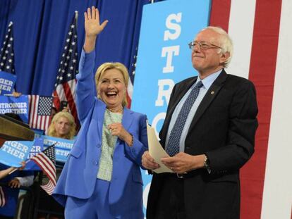 Hillary Clinton y Bernie Sanders este martes en Portsmouth (New Hampshire).