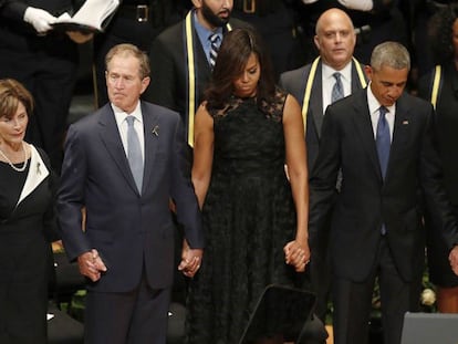 De izquierda a derecha, Joe Biden, Laura Bush, George Bush, Michelle Obama y Barack Obama, en el funeral de Dallas.