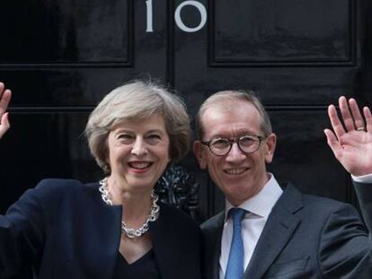 A primeira-ministra May e seu marido, Philip, chegam ao número 10 da Downing Street.