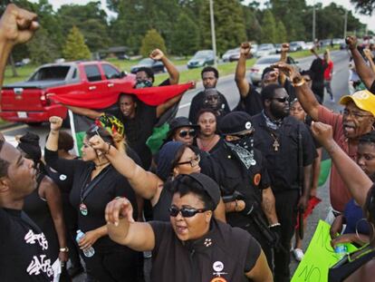 Miembros del Nuevo Partido Panteras Negras se manifiestan en Luisiana tras la muerte de Alton Sterling la semana pasada.