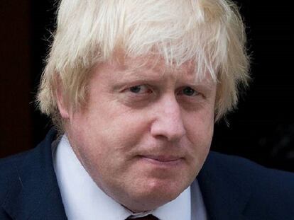 Johnson al salir de Downing Street ya como ministro de Exteriores.