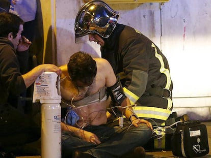 Una víctima recibe asistencia cerca de la Sala Bataclán, en París.