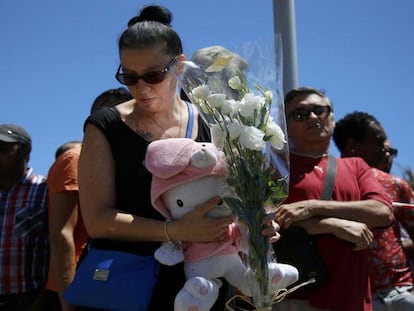 Uma mulher leva flores e um bicho de pelúcia ao local da matança de Nice, nesta sexta-feira.