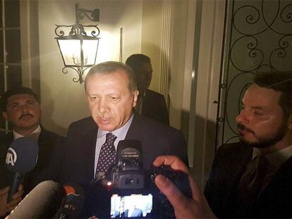 El presidente turco, Recep Tayyip Erdogan, se dirige a los medios este viernes.