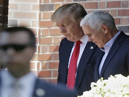 Trump, saliento junto al gobernador Pence de su residencia de Indiana.