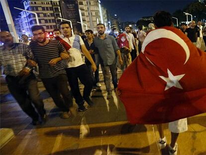 Partidarios del president turc Recep Tayyip Erdogan a la plaça Taksim d'Istanbul.