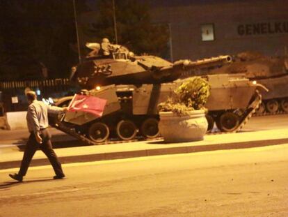 Un ciudadano agita la bandera turca frente a uno de los tanques golpistas en Ankara.