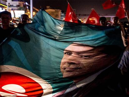 Pessoas nas ruas de Antalya, na Turquia, em apoio a Erdogan.