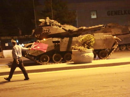 Un ciudadano agita la bandera turca frente a uno de los tanques golpistas.