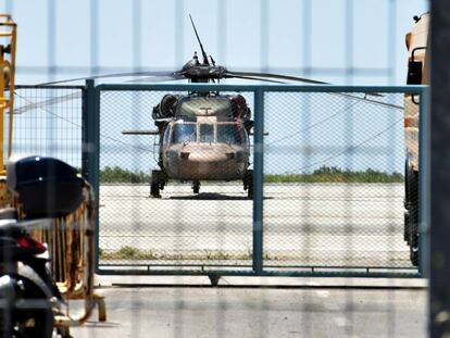 El helicóptero aterrizado en Grecia.