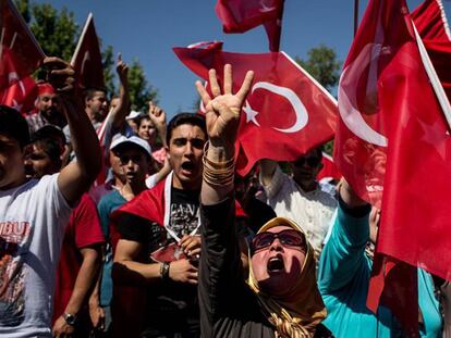 Ciudadanos con la gandera canta durante una marnifestación en apoy al Gobierno en Ankara, este sábado.