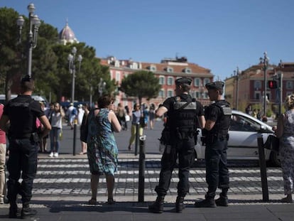 Policiais franceses patrulham o centro de Nice.