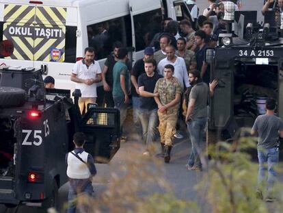 La policía turca arresta a un militar en la plaza de Taksim en Estambul, este sábado.
