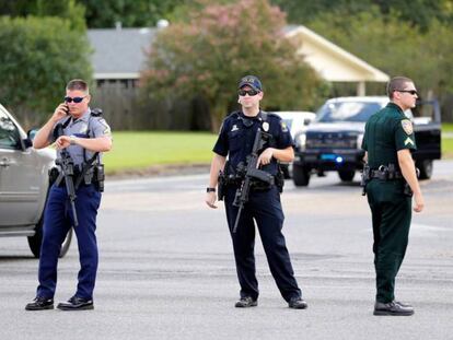 Varios agentes de policía en Baton Rouge (Lousiana) este domingo.