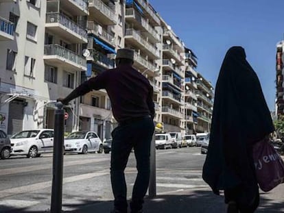 Uma mulher e um homem no bairro L'Ariane, em Nice.