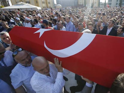Funerales de civiles muertos durante el golpe, en Estambul.