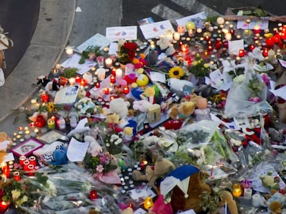 Memorial junto al lugar en el que el camión se abalanzó contra la multitud.