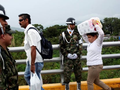 Venezuelanos cruzam de volta a fronteira com a Colômbia.