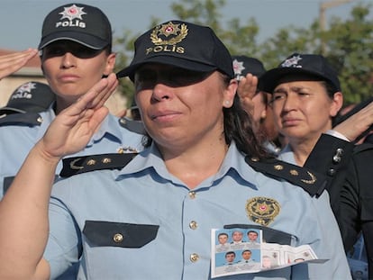 Un grupo de policías turcas, este domingo, en los funerales de Ankara.