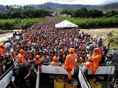 Milhares de venezuelanos esperam para cruzar a fronteira da Colômbia.