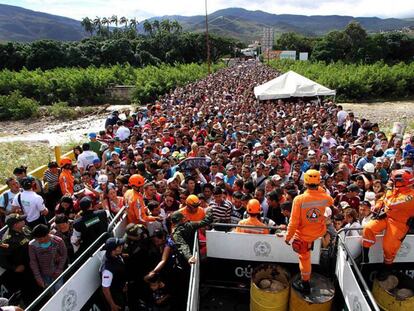 Milhares de venezuelanos esperam para cruzar a fronteira da Colômbia.