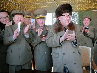 Kim Jong Un aplaude durante un lanzamiento en un lugar indeterminado.