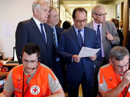 Hollande visita la unidad interministerial de ayuda a las víctimas en París.