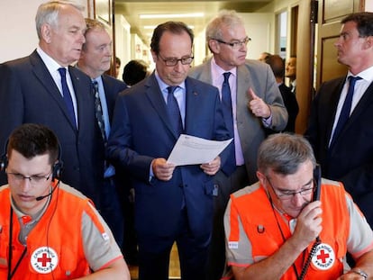 Hollande visita la unidad interministerial de ayuda a las víctimas en París.
