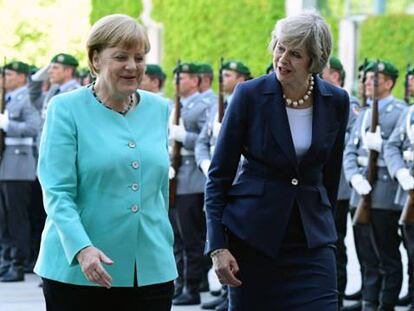 O chanceler alemã, Angela Merkel, recebe à primeira-ministra britânica, Theresa May, em Berlim.