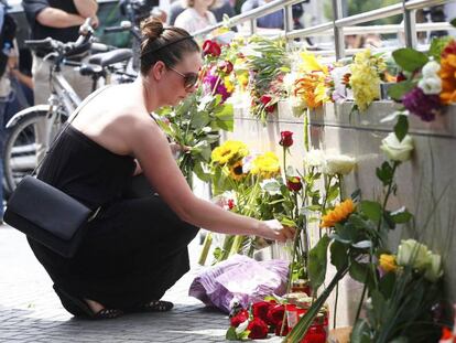 Una mujer coloca una rosa en memoria de las víctimas del atentado de Múnich.