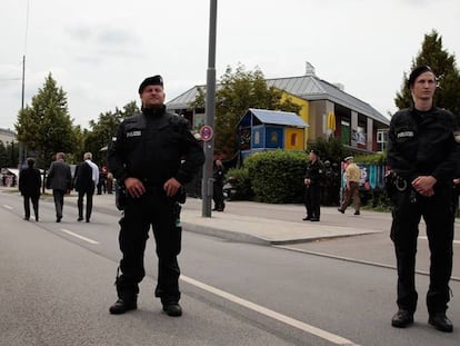 La policia alemanya custòdia el McDonalds atacat el divendres per David. S., de 18 anys.