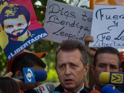 El abogado español Javier Cremades ante el tribunal de Caracas, donde se le impidió el acceso a la vista del viernes.