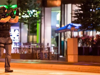 Um policial alemão durante a noite do atentado