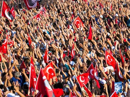 Decenas de miles de personas con banderas de Turquía y retratos de Ataturk, durante la manifestación de este sábado en Estambul.