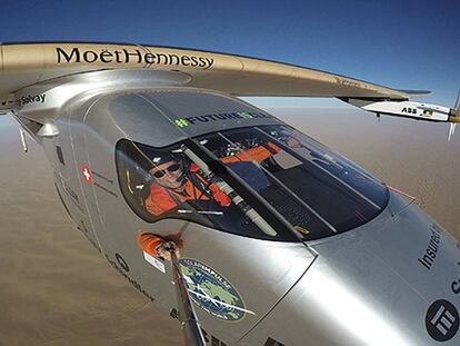 piloto suizo Bertrand Piccard mientras se hace un selfi en el Solar Impulse II.
