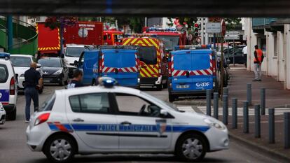 Policiais e bombeiros franceses nos arredores da igreja da Normandia onde agressores se entrincheiraram com reféns.