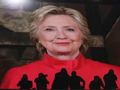La imagen en pantalla de Hillary Clinton en el segundo día de la Convención Nacional Demócrata.