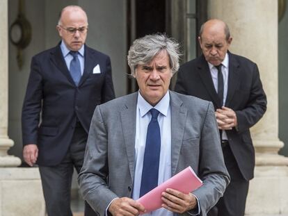 El ministro francés del Interior, Bernard Cazenueve, después de una reunión.