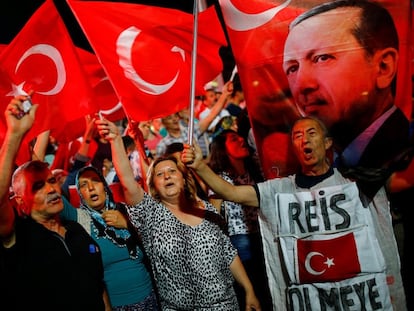 Partidarios de Erdogan en Ankara. U. B. REUTERS