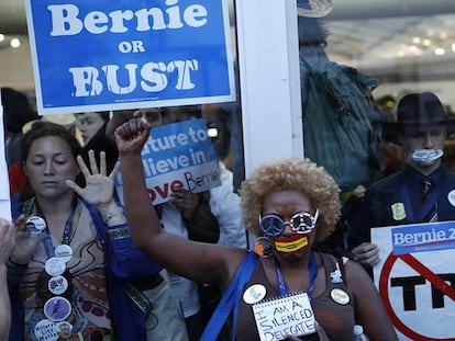 Los seguidores de Sanders protestan en la convención demócrata.