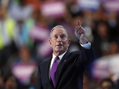 Michael Bloomberg acena da tribuna na Filadélfia.