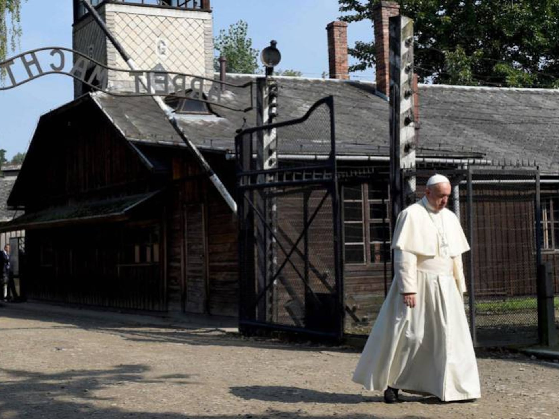 El Papa Francisco reza en silencio en el campo de exterminio nazi de Auschwitz