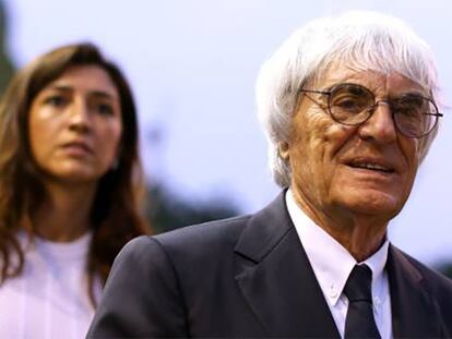 El jefe de la Fórmula 1, Bernie Ecclestone, con su esposa Fabiana Flosi, en imagen de archivo.