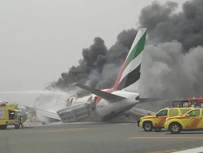 El avión de Emirates, tras sufrir un accidente en Dubái.