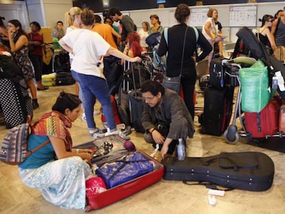 Viajeros mexicanos permanecen en el aeropuerto madrileño de Barajas.